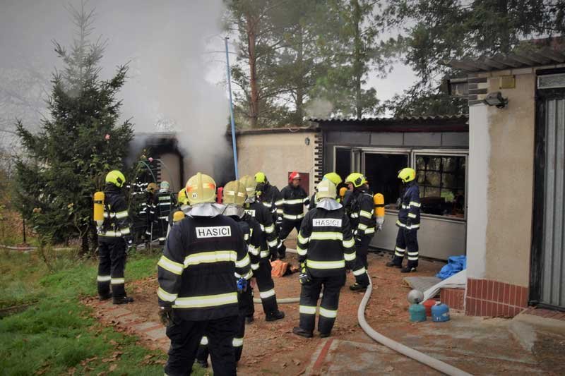 FOTO: Požár chaty v Černošicích nepřežila jedna osoba