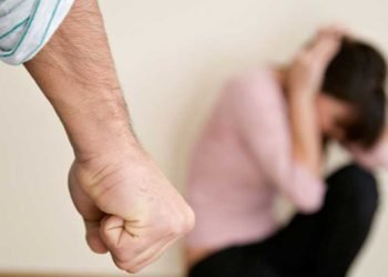 Opilý muž napadl svoji partnerku. Násilníka policisté z bytu vykázali