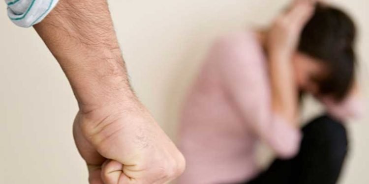 Opilý muž napadl svoji partnerku. Násilníka policisté z bytu vykázali