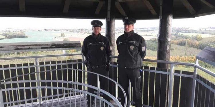 Policisté odradili sebevraha od skoku z rozhledny