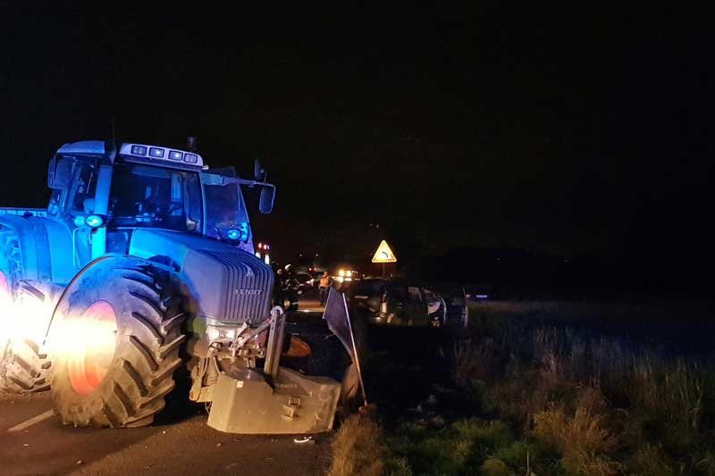 Tragická nehoda u Ruseku, řidič se čelně střetl s traktorem