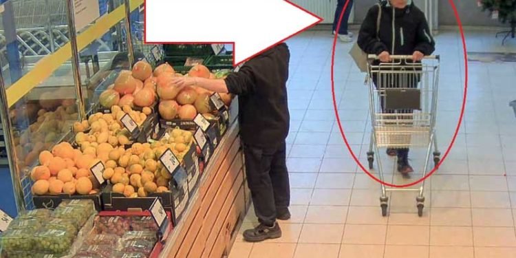 Policisté pátrají po ženě, která si ponechala cizí peněženku