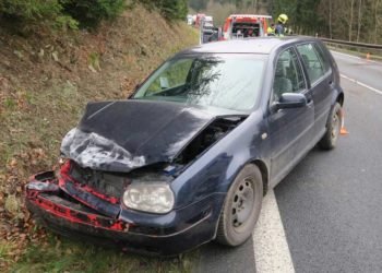 Řidička dostala s vozidlem smyk a narazila do svodidel