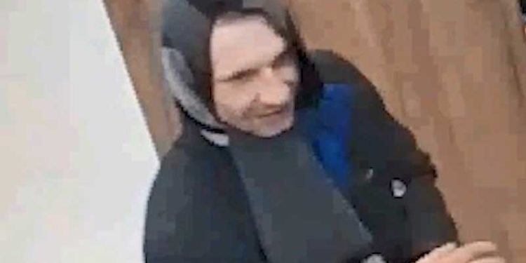 Pátrání po totožnosti podezřelého muže, platil kradenou kreditní kartou