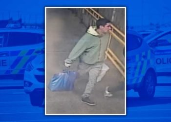 Pražští policisté pátrají po útočníkovi, který měl dnes bodnout muže na zastávce