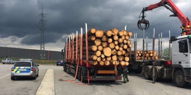 Přetížený náklad museli přeložit