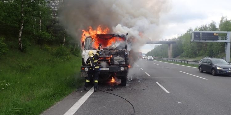 Na dálnici D5 u Rudné začal za jízdy hořet nákladní automobil