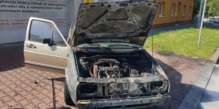 Požár auta v Uhříněvsi způsobila technická závada