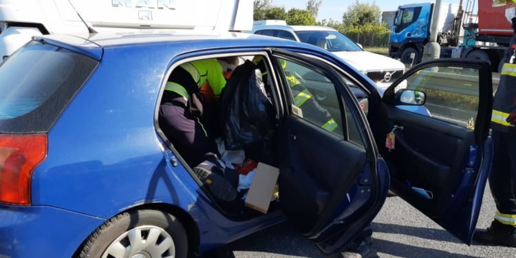 Hasiči vyprostili zaklíněnou osobu po nehodě kamionu a osobního auta v Cínovecké ulici