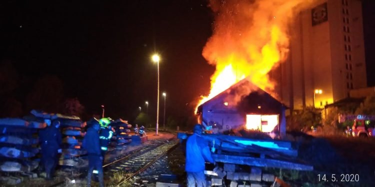 V pražských Řeporyjích hořel u železniční trati bývalý sklad
