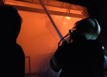 Noční požár střechy haly v Rýmařově