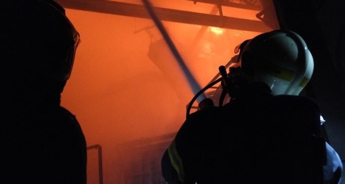 Noční požár střechy haly v Rýmařově