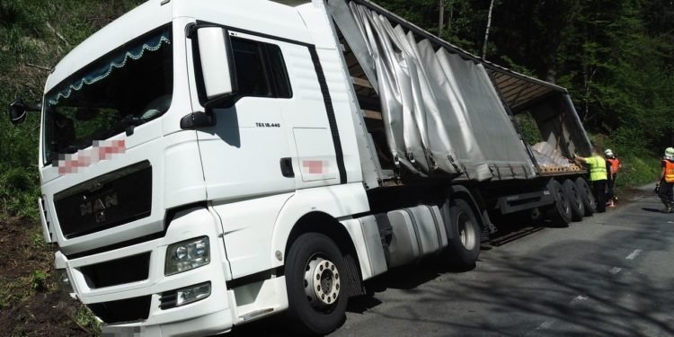 Po najetí na nezpevněnou krajnici skončil řidič s tahačem v příkopu