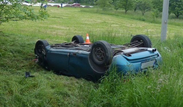 Hned dvě dopravní nehody za sebou způsobil 19letý mladík