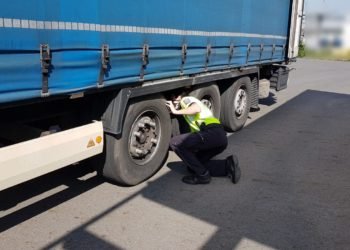 Nefunkční brzdy na návěsu a překročené povolené délky soupravy