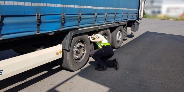 Nefunkční brzdy na návěsu a překročené povolené délky soupravy