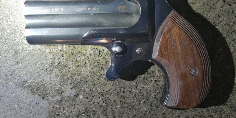 Zavolal si taxi na odvoz svého auta, poté začal střílet