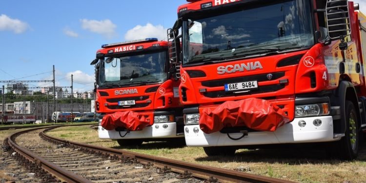 Hasiči v Praze trénovali vyproštění osob z železničního vagónu