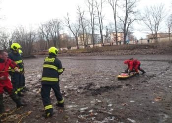 Hasiči zachránili chlapce, který zapadl v bahně rybníka