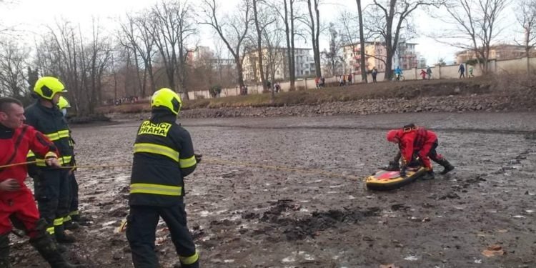 Hasiči zachránili chlapce, který zapadl v bahně rybníka