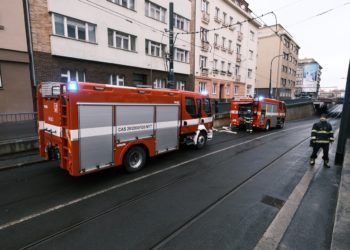 Černý kouř vystrašil obyvatele domu v Praze 4