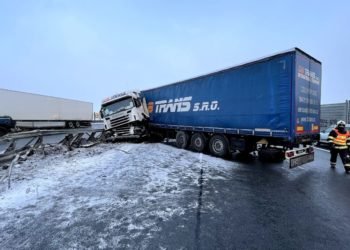 Na dálnici D0 prorazil kamion svodidla
