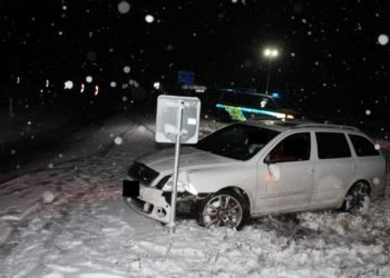 Na namrzlé vozovce nezvládl řízení