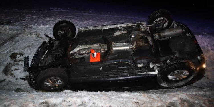 Osmnáctiletá řidička skončila s vozidlem na střeše