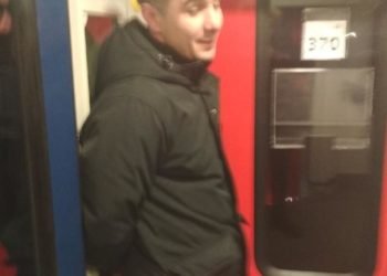 Poznáváte muže na fotografii?