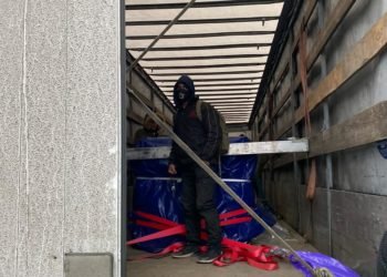 Na korbách kamionů byla více jak desítka migrantů