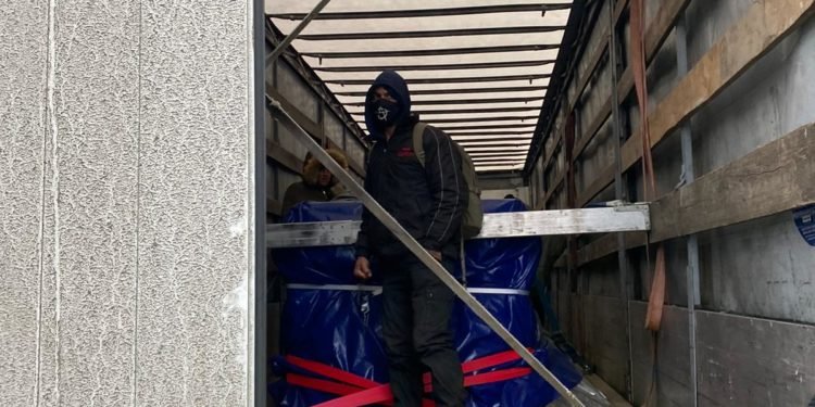 Na korbách kamionů byla více jak desítka migrantů