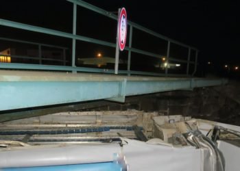 S nákladním vozidlem zůstal pod viaduktem