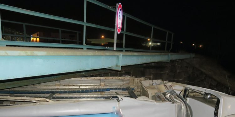 S nákladním vozidlem zůstal pod viaduktem