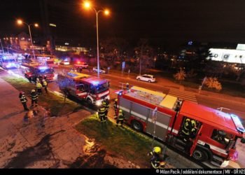 Při požáru bytu v Praze 4 hasiči zachránili 16 osob