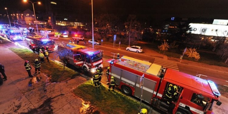 Při požáru bytu v Praze 4 hasiči zachránili 16 osob