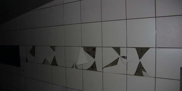 Muž poškodil kachlové obklady