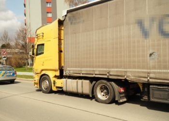 Zdemoloval svodidla a zmizel…