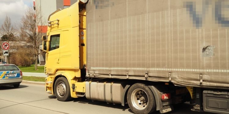 Zdemoloval svodidla a zmizel…