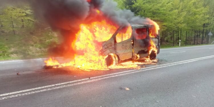 Požár na silnici u Tolštejna