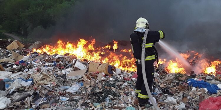 Požár skládky ve Věštanech