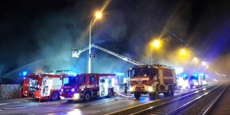 Požár zahradního centra v Praze 10