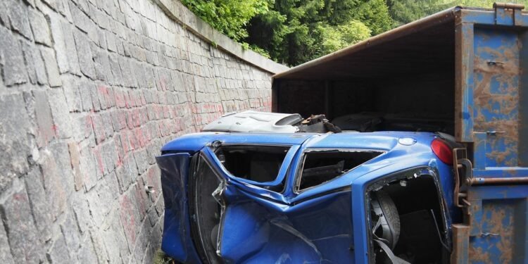 Převážené vraky vozidel v zatáčce vypadly z přívěsu