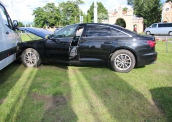 Naboural čtyři vozidla