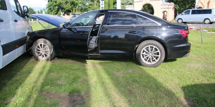 Naboural čtyři vozidla