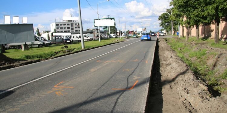 Naboural čtyři vozidla