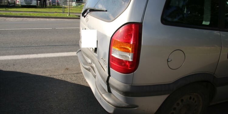 Naboural čtyři vozidla