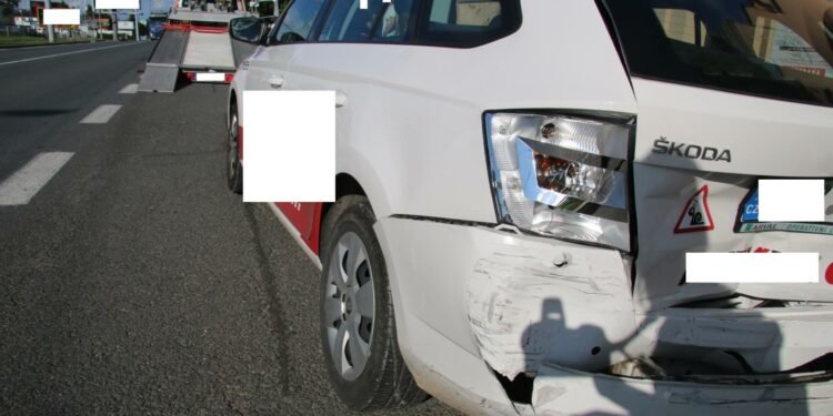 Naboural čtyři vozidla