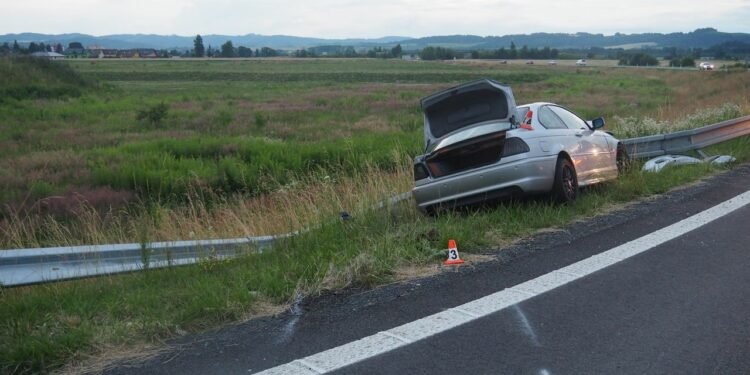Nepřiměřenou rychlost jízdy tentokrát odnesla naštěstí jen svodidla