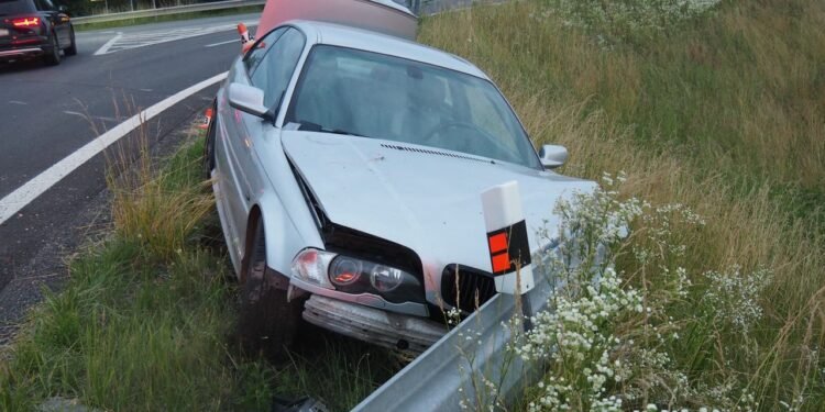 Nepřiměřenou rychlost jízdy tentokrát odnesla naštěstí jen svodidla