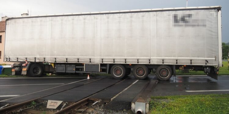 Na železničním přejezdu v Petrově nad Desnou uvízl kamion